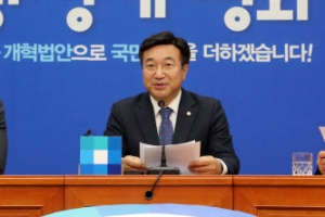 민주 “권역별 비례대표 내 연동형 수용…지역구 축소 논의 가능”