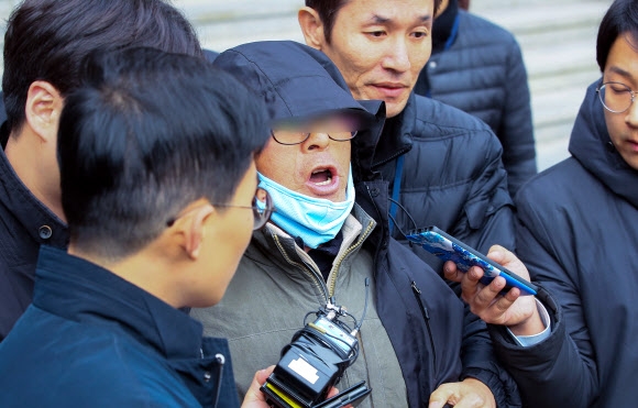 항변하는 ‘대법원장 차에 화염병 투척’ 70대 농민