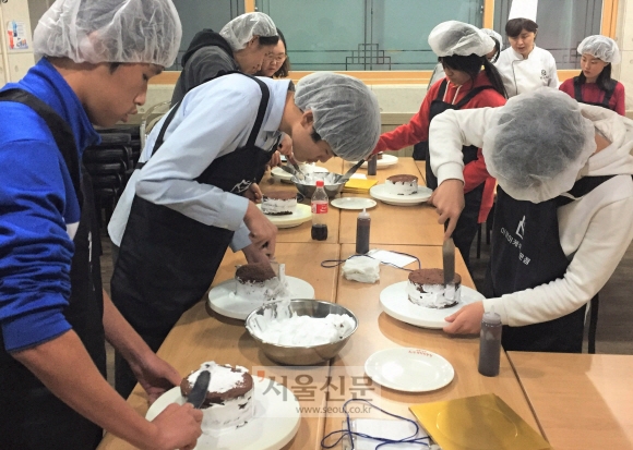 직업체험을 통한 진로결정능력 향상프로그램에서 케이크를 만들고 있는 니트 청년들(희망플랜 광명센터).