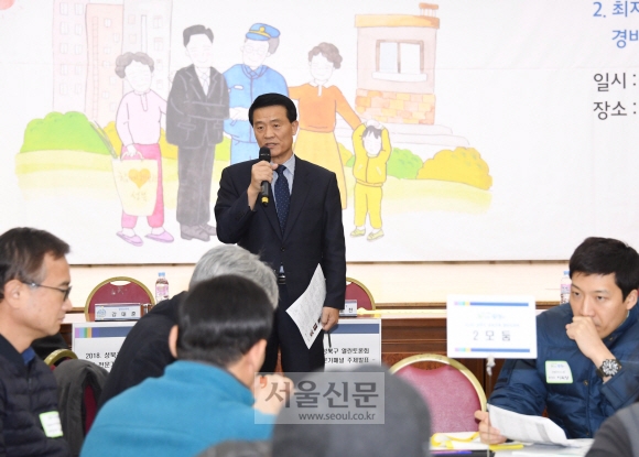 이승로 성북구청장이 지난 21일 열린 ‘성북구 공동주택 상생 방안 열린 토론회’에서 아파트 입주민과 경비원 간 상생의 중요성에 대해 얘기하고 있다.  최해국 선임기자 seaworld@seoul.co.kr