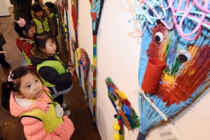 “빗자루가 인형이 됐네~” 신나는 광진 동화나라