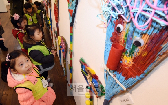 “빗자루가 인형이 됐네~” 신나는 광진 동화나라