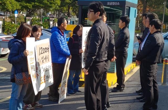 제주도가 비자림로 확장 공사를 재개하기로 하자 ‘비자림로를 지키기 위해 뭐라도 하려는 시민들’ 단체 회원들이 29일 제주도청에서 반대시위를 벌이고 있다.