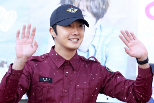 정일우, 기쁨의 양 손 인사