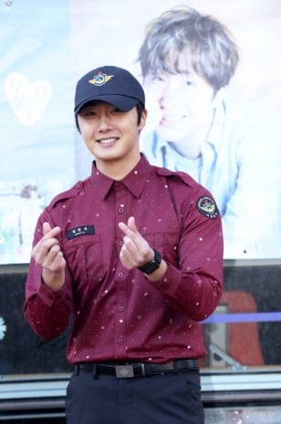 ‘소집해제’ 정일우, 기다려준 팬 향한 하트