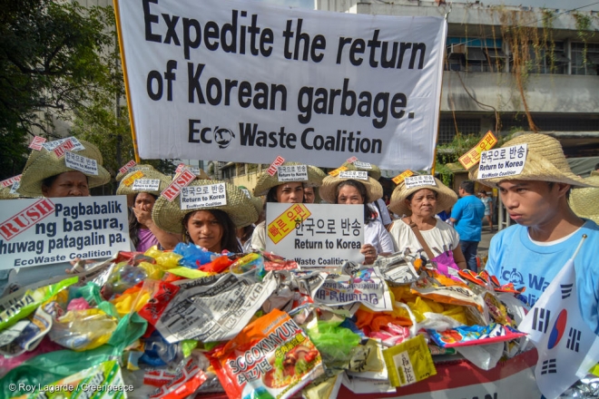 에코웨이스트연합 환경운동가들이 28일 마닐라 소재 필리핀 관세청 앞에서 시위를 벌이고 한국에서 불법 수입한 플라스틱 쓰레기를 즉각 반환하라고 요구하고 있다. 