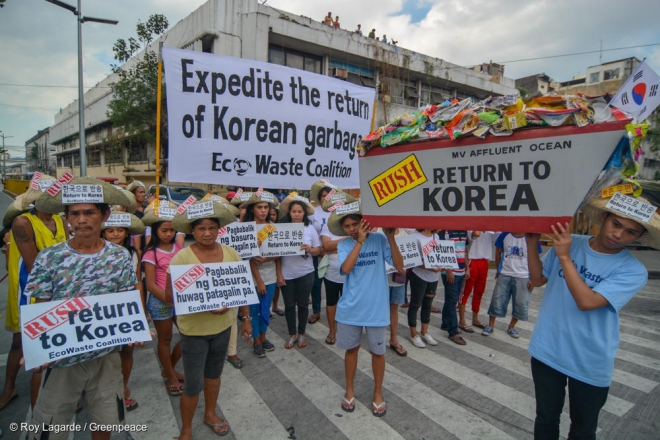필리핀 국민들이 28일 마닐라 소재 필리핀 관세청 앞에서 한국 플라스틱 쓰레기의 조속한 반환을 촉구하는 시위를 벌이고 있다. 시민들은 피켓과 모자에 영어와 한국어로 플라스틱 쓰레기 반성을 요구하는 문구를 붙이고 가두행진을 벌이고 있다