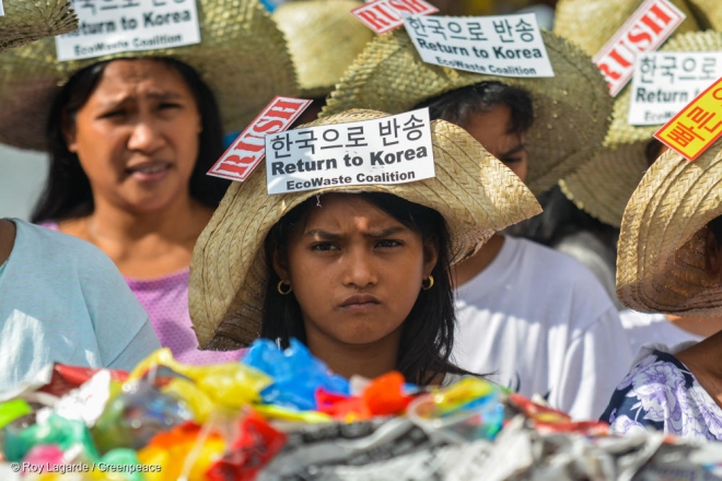 필리핀 환경운동단체 소속 환경운동가들이 28일 마닐라 소재 관세청 앞에서 한국산 플라스틱 쓰레기의 조속한 반환을 촉구하는 시위를 벌이고 있다. 