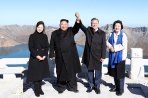 청와대 “김정은 답방 연내엔 무산…가까운 시일 내 이뤄질 것”