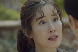 ‘SKY캐슬’ 이태란, 염정아에 의미심장 미소 “너 맞구나”