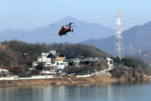 산불 끄던 헬기, 한강에 추락…1명 사망·2명 부상