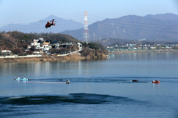 강동대교 인근 한강에 헬기 추락