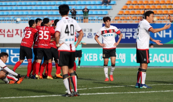 박용지(상주)의 결승 골이 터진 직후 FC 서울 선수들이 허망해 하고 있다. 상주 연합뉴스