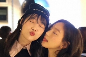 “울언니 사랑한다” 설리, 태연과 애정 가득 ‘뽀뽀샷’