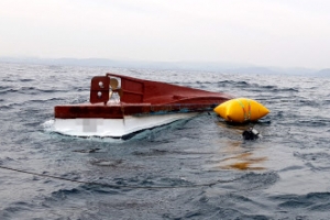 구룡포 앞바다서 어선 전복…선원 2명 의식 없어