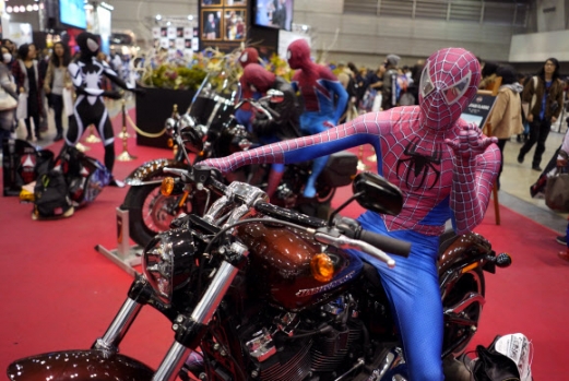 코스플레이어가 2일(현지시간) 일본 도쿄 지바의 마쿠하리 멧세에서 열린 ‘Tokyo Comic Con 2018’에서 포즈를 취하고 있다. EPA 연합뉴스