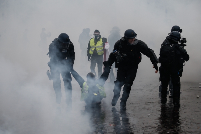 1일(현지시간) 프랑스 파리에서 열린 ‘노란 조끼’ 시위 참여자가 경찰에 의해 연행되고 있는 모습. AFP연합뉴스