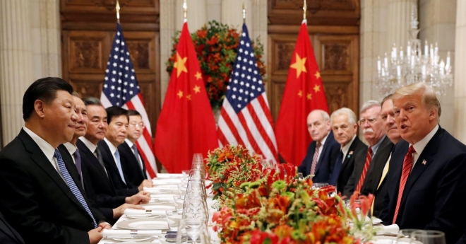도널드 트럼프(오른쪽 첫 번째) 미국 대통령과 시진핑(왼쪽 첫 번째) 중국 국가주석이 지난 1일(현지시간) 아르헨티나 부에노스아이레스에서 만찬 회동을 하고 있는 모습. 로이터 연합뉴스