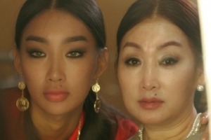 문가비 엄마공개, 붕어빵 외모+핫한 패션에 ‘시선 강탈’