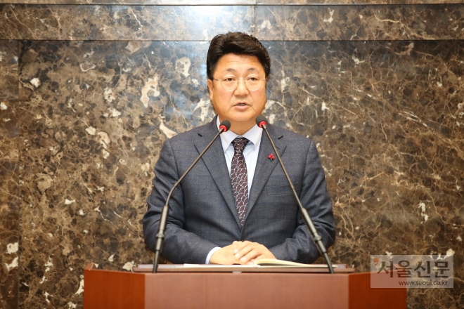 엄태준 시장은 3일 시의회 제196회 제2차 정례회 시정연설에서 시민의 행복지수를 높이는 사업을 최우선 과제로 삼겠다고 밝히고 있다. 2018.12.03 이천시 제공