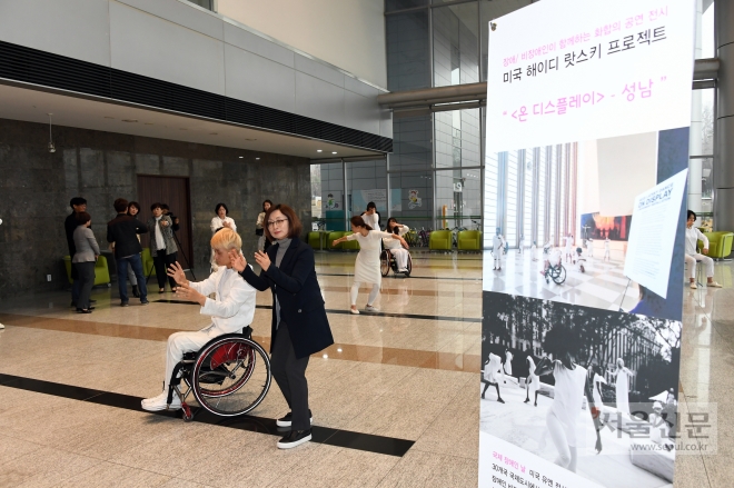 은수미 시장이 3일 오후 시청 로비에서 열린‘온 디스플레이, 성남’공연에 참여 연기를 하고 있다. 2018.12.03. 성남시 제공