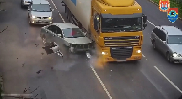 러시아 고속도로에서 트럭 앞에 끼어들기 시도하다 범퍼가 날아간 승용차의 모습(유튜브 영상 캡처)