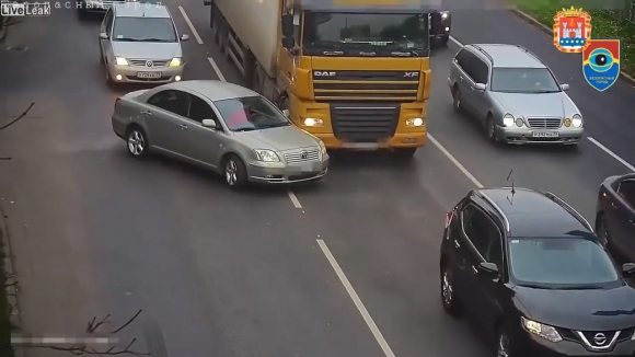 러시아 고속도로에서 트럭 앞에 끼어들기 시도하다 범퍼가 날아간 승용차의 모습(유튜브 영상 캡처)