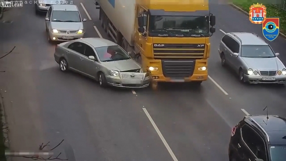 러시아 고속도로에서 트럭 앞에 끼어들기 시도하다 범퍼가 날아간 승용차의 모습(유튜브 영상 캡처)