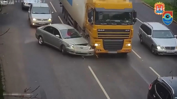 러시아 고속도로에서 트럭 앞에 끼어들기 시도하다 범퍼가 날아간 승용차의 모습(유튜브 영상 캡처)