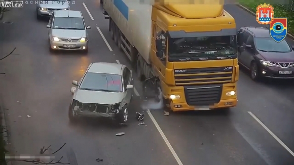 러시아 고속도로에서 트럭 앞에 끼어들기 시도하다 범퍼가 날아간 승용차의 모습(유튜브 영상 캡처)