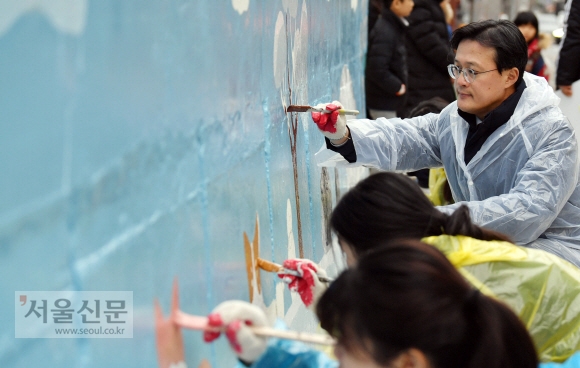 채현일 서울 영등포구청장이 지난달 29일 한강미디어고 학생들과 함께 신영초등학교 앞 담벼락에 벽화를 그리고 있다. 박윤슬 기자 seul@seoul.co.kr