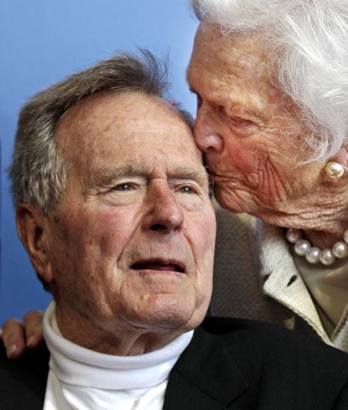 조지 H W 부시(왼쪽) 전 미국 대통령의 부인 바버라(오른쪽)가 2012년 6월 미국 메인주 케네벙크포트 별장에서 남편의 얼굴에 입을 맞추고 있다. 케네벙크포트 AP 연합뉴스