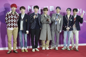 [2018 멜론뮤직어워드] 방탄소년단, 올해의 아티스트·앨범 등 7관왕 “멈추지 않고 더 위로 올라갈 것”