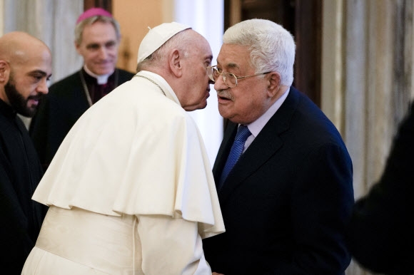 프란치스코(왼쪽) 교황과 마무드 아바스 팔레스타인자치정부 수반. 2018.12.4. AP 연합뉴스