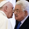교황과 팔레스타인 수반 포옹•볼키스하고 “평화를”