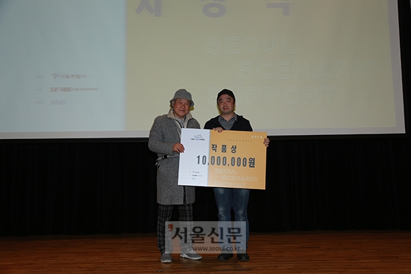 이장호 서울영상위원회 위원장(좌)이 작품상을 받은 박선주 작가와 기념촬영을 하고 있다. [사진=서울영상위원회 제공]