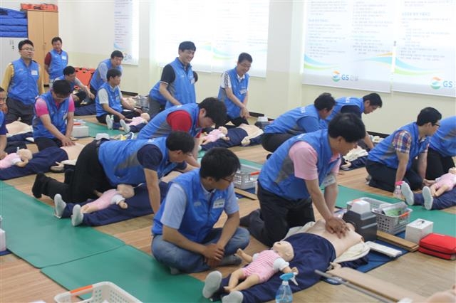GS건설안전혁신학교에서 임직원들이 심폐소생술 교육을 받고 있다.  GS건설 제공