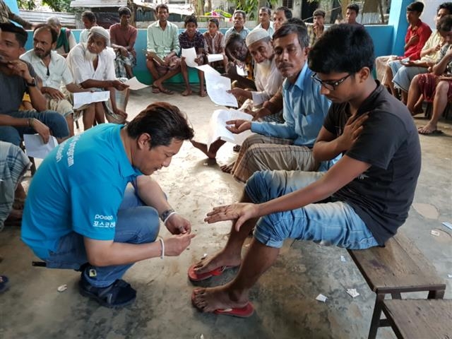 포스코건설과 대한한방해외의료봉사단원들이 방글라데시 마타바리 푸란 바자초등학교에서 한의약 의료봉사활동을 하고 있다.  포스코건설 제공