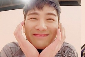 ‘아이돌룸’ 뉴이스트W, 애교 가득 꽃받침 포즈 “본방사수!”