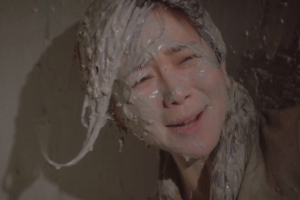 아, 욕 나와… 근데 왜 채널을 돌릴 수가 없지?