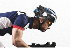 대한민국발명특허대전에서 최고상인 대통령상을 수상한 ‘블루투스 커뮤니케이션 디바이스’. 제한없이 모든 헬멧에 부착 가능하고 스마트폰과 연동해 음악감상과 전화통화뿐 아니라 무전기 기능도 장착했다. 특허청 제공