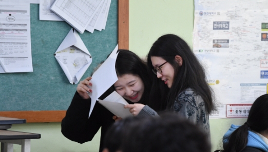 [서울포토] ‘두근두근’ 수능 성적표 확인