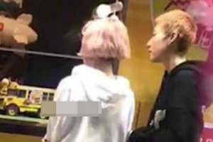 [포토] ‘동성 결혼’ 성룡 딸, 배우자와 홍콩 길거리 데이트