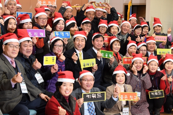 문석진 서울 서대문구청장이 지난 4일 저녁 홍제1동 주민자치회관에서 열린 주민자치회 위원 위촉식에서 활동을 시작한 주민자치회 위원들과 함께 기념촬영하고 있다. 도준석 기자 pado@seoul.co.kr