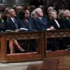 전·현직 대통령 부부 여덟명 앉은 부시 장례식 “옹색하지 않나요”