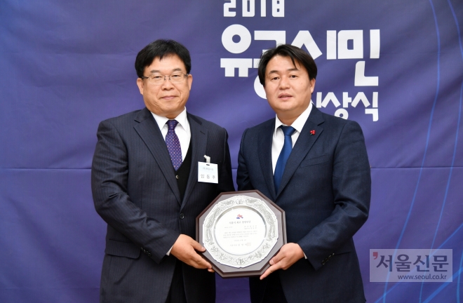 임병택 시흥시장이 2018년 최고경영인상 수상자인 임동후(왼쪽) 유압사랑 대표와 기념사진을 찍고 있다. 시흥시 제공