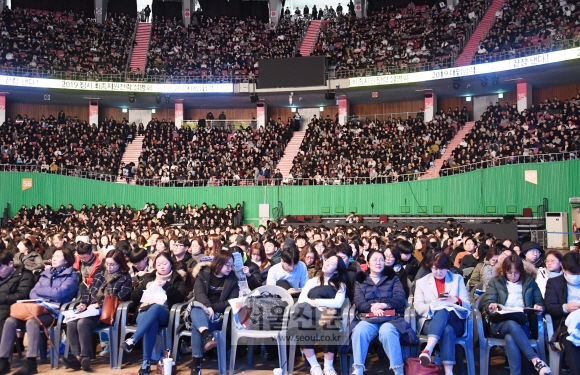 6일 서울 송파구 잠실실내체육관에서  메가스터디교육이 개최한 정시 최종지원 전략 설명회에서 학부형과 수험생들이 강사진의 설명을 듣고 있다. 2018.12.6. 최해국 선임기자 seaworld@seoul.co.kr