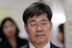 ‘돈 봉투 만찬’ 이영렬, 면직 취소소송 승소…“전달된 돈은 격려 목적”