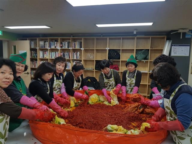 서울 성북구 보문동 새마을부녀회원들과 주민들이 저소득층에 전달할 김장을 하고 있다.  성북구 제공