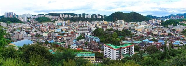 백두대간에 막혀 개발이 늦은 강원 삼척시와 주변 자치단체들이 제천~삼척 고속도로 개통을 간절히 바라고 있다. 사진은 삼척시 전경.  삼척시 제공